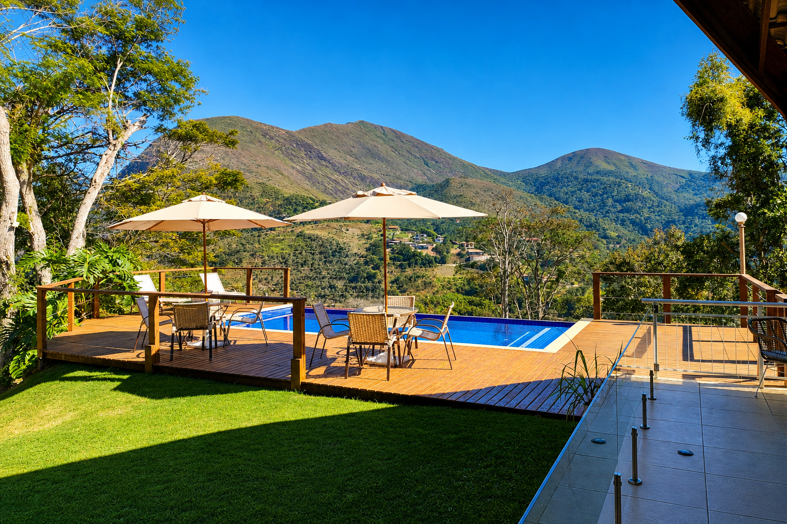 Piscina com borda infinita da Casa Aurora Itaipava