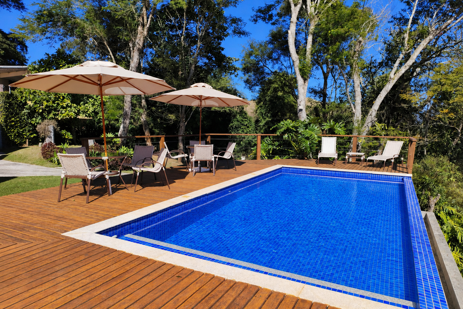 Piscina da Casa Aurora com vista para a serra